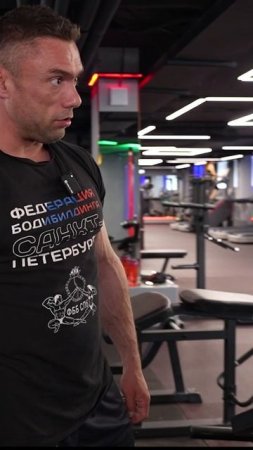 ДВА ОТОРВАННЫХ БИЦЕПСА и он до сих пор на сцене!