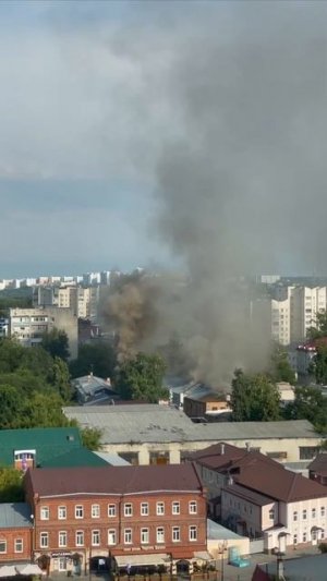 🔥🚒 На улице Марата горит двухэтажное здание.   На месте работают спецслужбы. Движение трамваев при