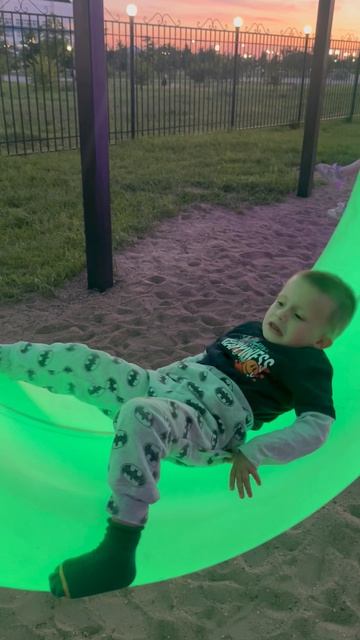 Володя 3,11 на качеле во дворе смотреть онлайн