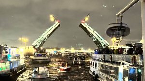 Дворцовый мост на ночной прогулке на теплоходе в белую, с дождиком, ночь под музыку Гимна. Смотрим.