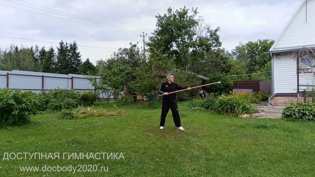 Разминочные упражнения с копьём в деревне (9)