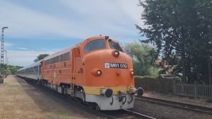 Тепловоз М61.  019 с пригородным поездом