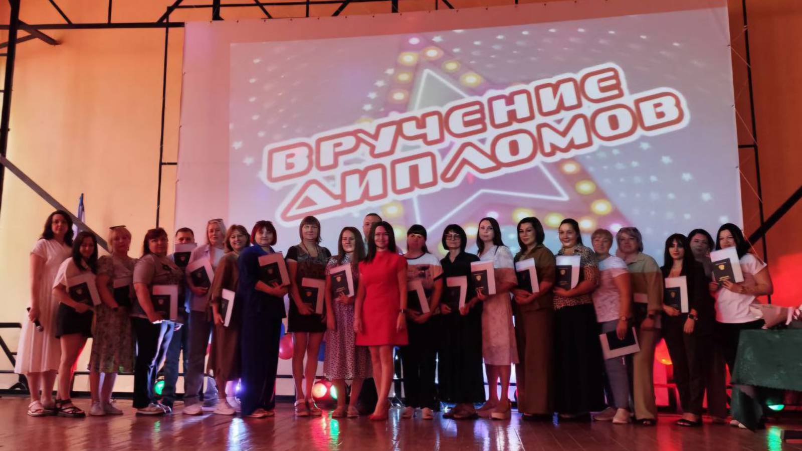 В Днепрорудненском индустриальном техникуме состоялось вручение дипломов выпускникам 2025 года смотреть онлайн