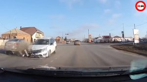 Записи с камер дорожного наблюдения и регистраторов наглядно показывают ужасные просчёты водителей.