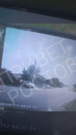 ДТП с опрокидыванием произошло в Семикаракорске Ростовской области.