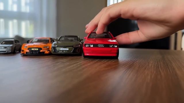 Марк показывает свои литые автомобили Audi — от 1 до 100 долларов (масштаб 1_64 к 1_18) смотреть онлайн