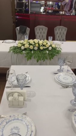 Композиция на стол молодоженов из белых роз