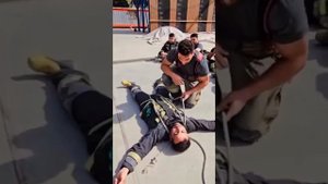 Как правильно эвакуировать пострадавших с помощью одной верёвки.