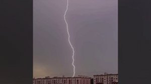 ⛈️Сегодня в Москве ожидаются кратковременные ливни, грозы, град и порывы ветра до 20 м/с⛈️