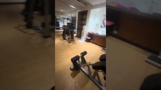 Чем оборудован спортзал в роскошном отеле SHANGRI LA HAMBANTOTA на Шри Ланке? смотреть онлайн
