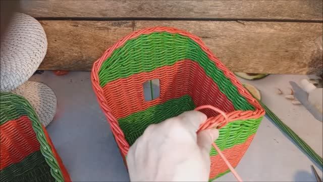 Корзинка домик из бумажной лозы
