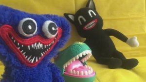 Хаги Ваги и котик Блэк играют в крокодила  Hagi Vagi and cat Black plaing