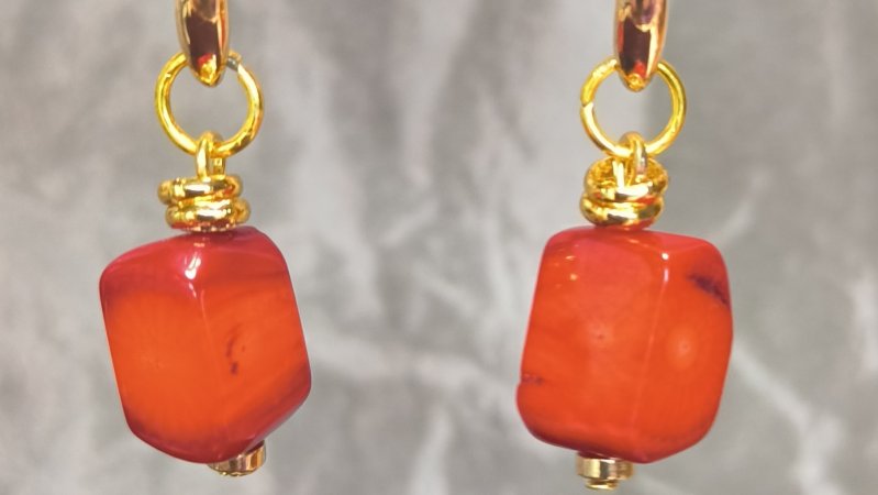 Серьги ручной работы (с натуральным кораллом и говлитом)
