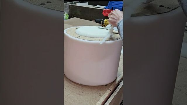 Обклеиваем пуфик паролоном