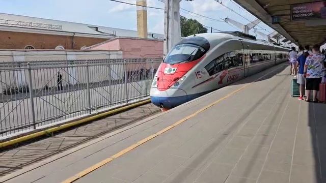 Прибытие Сапсана на станцию.