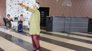 Индийский танец на юбилее исполняет Осипова Т.