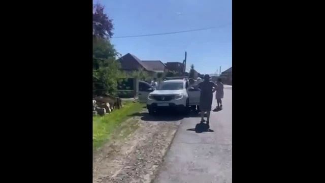 Селюки начинают брать на абордаж людоловов...