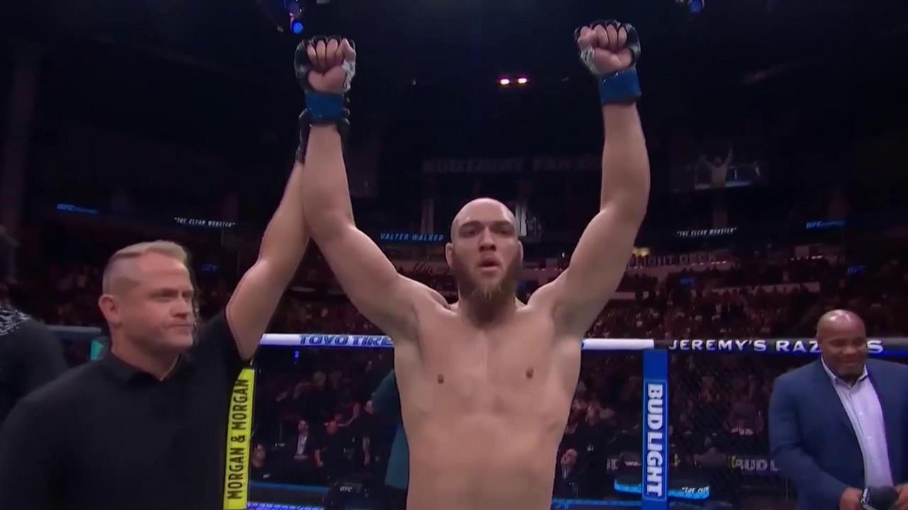 На поединке турнира UFC бразильский боец вышел под песню "Матушка-земля"