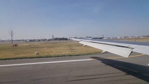 Взлет самолёта Boeing 767-300 из Ташкента, Узбекистан.