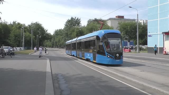 Трамвайный вагон № 31025 следует по маршруту № 4 Курский вокзал - Бульвар Рокоссовского.