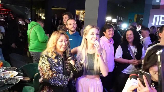 Сколько стоит Абьюз? Анита Цой и блогер Helen Yes выкупают картину на аукционе Люси Чеботиной