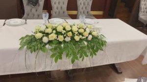 Белая композиция из живых цветов на стол молодоженов