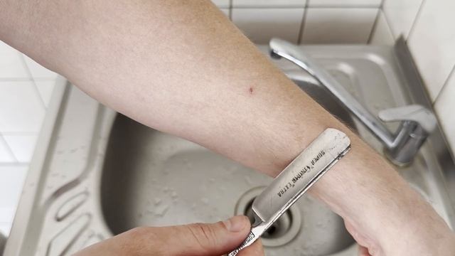 Reviving a Vintage Straight Razor with Legendary Scottish Whetstones