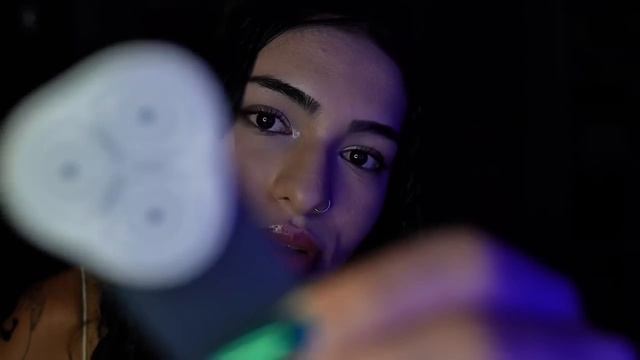 brininha asmr. Близкий шёпот, движения рук, звуки рта.