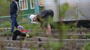 Оксаночка в саду. Май 2020 года...