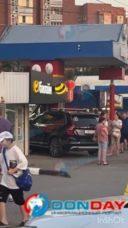 Автомобиль влетел в ларек на проспекте Космонавтов.