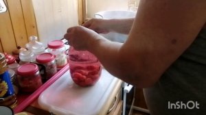 Закрываю компот из алычи..