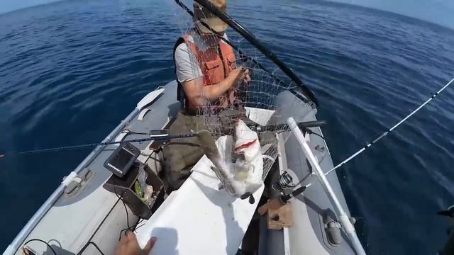 Рыбачим в море на 30 метрах, июль , жара..