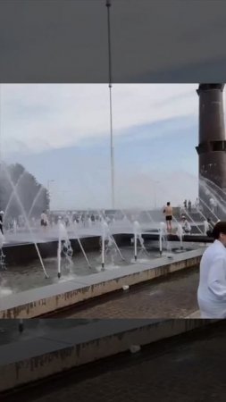 В Питере снова купаются в фонтанах