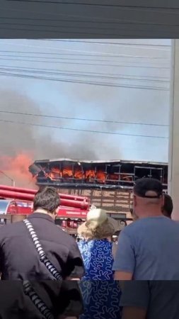 А это ещё кадры горящего ТЦ в "Семикаракорске". Огонь потушен конечно в настоящий момент.