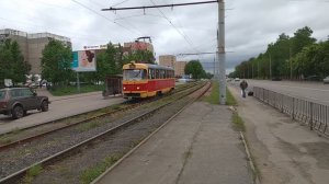 1158, 21.05.2021, Два трамвая разных, красных, город, Орёл, улица, Комсомольская, остановка, магазин