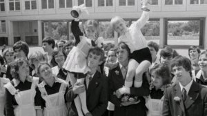 Прощание со школой... Ностальгические кадры старых школьных фотографий 📷