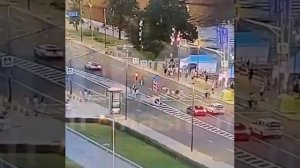 Момент,когда машина сбила толпу людей в Москве.