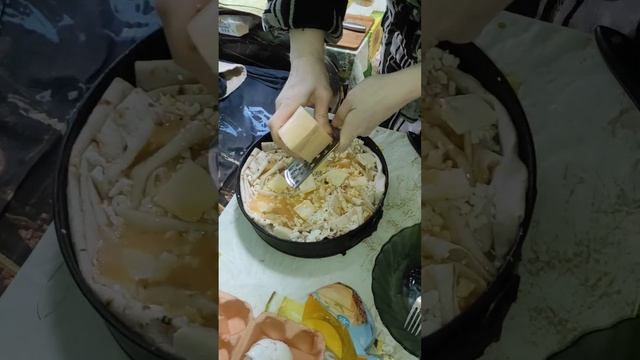 Мама приготовила Ачму для ленивых Упаковка лаваша, 300г творог, 5 яиц, 100г сл. масла и 200 г сыра.