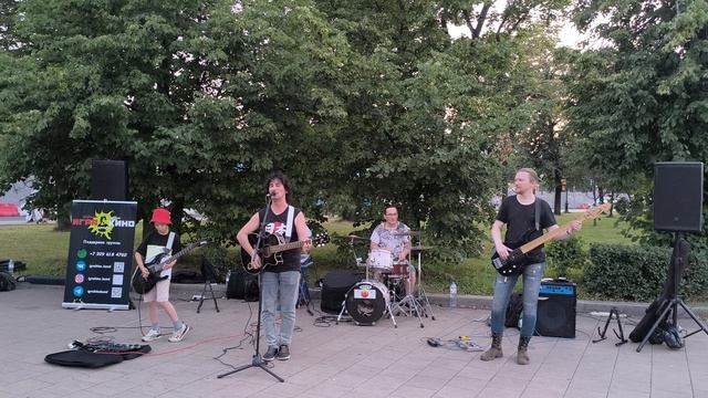 Уличные музыканты Группа Кино - Пачка сигарет смотреть онлайн