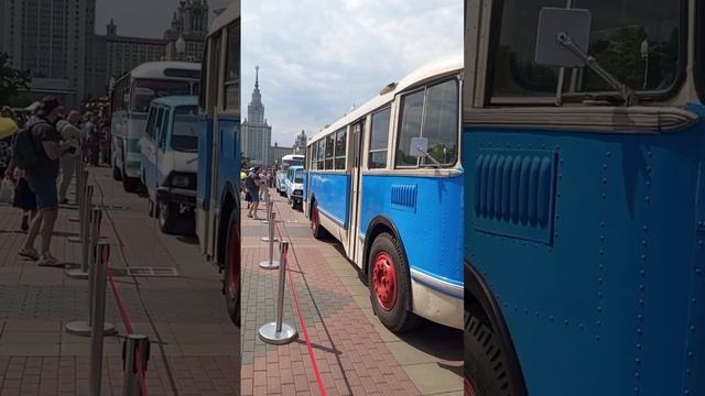 Сегодня 13.07.2025 год. Воробьёвы горы. С мужем идём на выставку ретро автомобилей