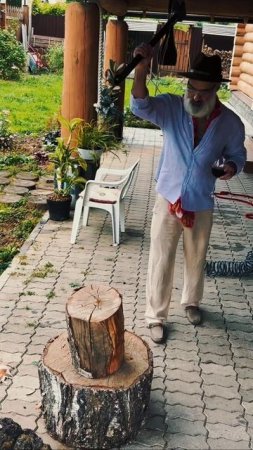 Вышел дрова поколоть: взял топор 🪓 и вино.🍷
