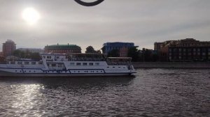 Пробка из прогулочных судов вдоль Крымской набережной Москвы.