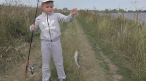 Внук стал настоящим рыбаком! Обловил и деда и отца!