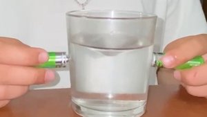 Что будет если прислонить две батарейки со стаканом с водой (монтаж)