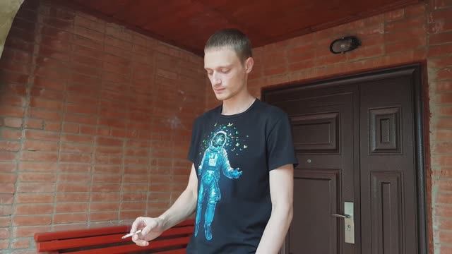 Воспоминания (2018) | Женя приезжает в свой старый заброшенный дом, где раньше мы снимали все видео смотреть онлайн