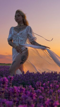 Девушка в Лаванде на Закате ❤️ Снято на 📷 Sony A1 mark 2 - 24-70 F2.8 GM II