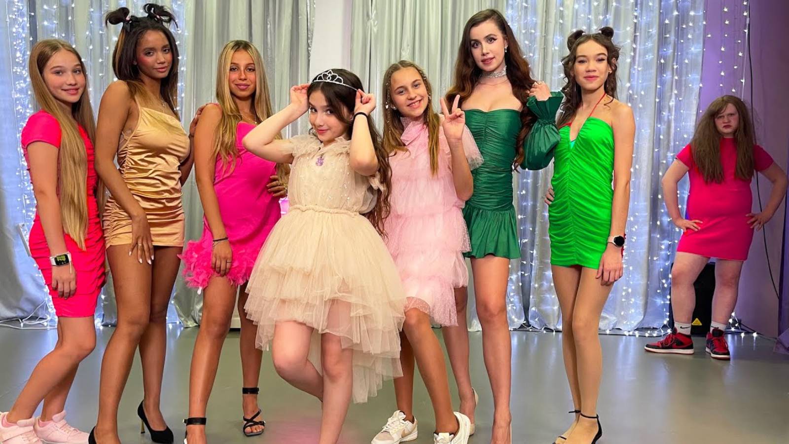 АМИНА УСТРОИЛА КОНКУРС - САМОЕ КРАСИВОЕ ПЛАТЬЕ В КАМПУСЕ! КТО ПОЛУЧИТЬ  КОРОНУ
