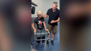 Мальчик, которому Овечкин подарил клюшку, вручил ему первую забитую шайбу: видео