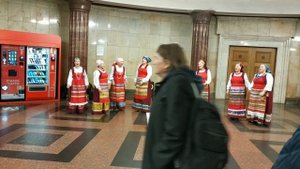 Музыка в метро. Хор. Русская народная шуточная песня. Пошли девки на работу.