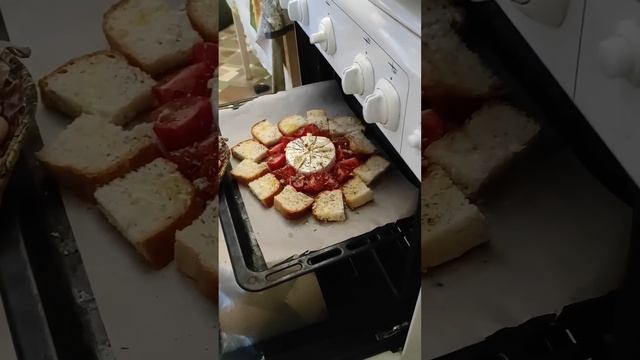 ЭТО БОЖЕСТВЕННО запечённый Камамберсрочно всем готовить#мамаидочь#еда#камамберзапеченый#мукбанг